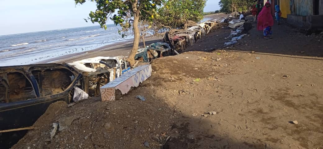 Une digue en carcasses de voitures qui ne fait pas l’unanimité